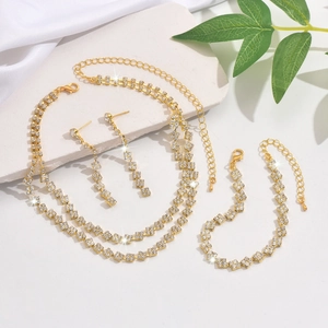 Luxuriöses Braut-Strass-Schmuckset mit Halskette und Ohrringen auf weißer Seide