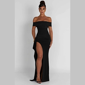 Nahaufnahme der eleganten schwarzen schulterfreien Maxikleid mit Seitenschlitz und Passform