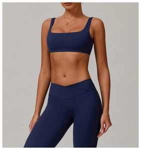 Detail von marineblauem Sport-BH mit Karree-Ausschnitt und Leggings mit V-Kreuz-Taille