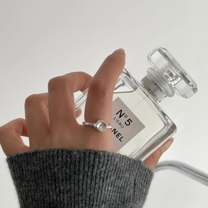 Makroaufnahme von 925 Sterling Silber Ring mit quadratischem transparentem Kristall