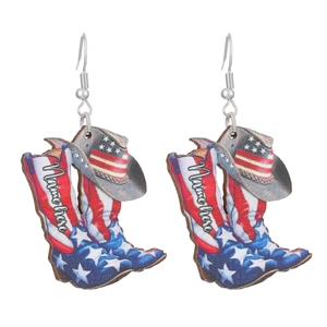 Détail de boucles d'oreilles en bois bottes de cowboy avec drapeau américain et motif Mama