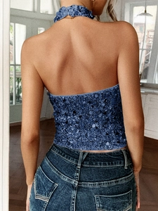 Detailansicht des rückenfreien Designs dieses blauen Pailletten-Neckholder-Tops