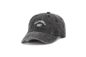 Dettaglio del ricamo California 1987 su un cappello di cotone grigio scuro lavato