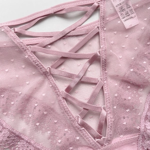 Culotte sexy en dentelle rose avec lanières croisées et détails en mesh à pois