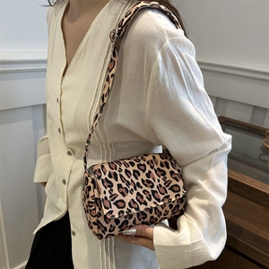 Fashionable leopard print shoulder bag for women with adjustable strap in 2024 trendy style