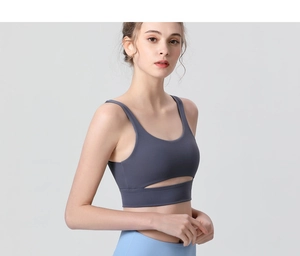 Détails macro du soutien-gorge de yoga bleu gris avec découpe au dos et bretelles