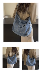 Gros plan sur le sac fourre-tout en denim bleu vieilli avec bords effilochés et poches larges