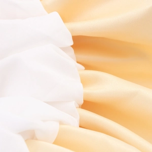 Robe courte de style doux avec satin couleur champagne et détails de texture mate