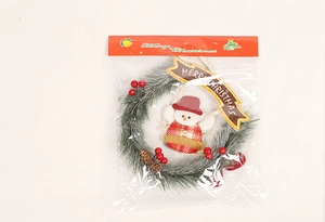 Weihnachtskranz-Verpackung mit Plüsch-Schneemann Kunstnadeln und roten Beeren