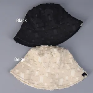Bobs en toile à bords effilochés noir et beige avec style décontracté usé