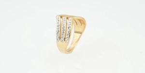 Vue détaillée d'une bague dorée à trois rangées avec des oxydes de zirconium