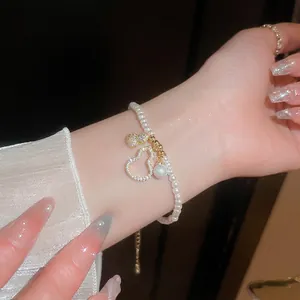 Bracelet de perles élégant avec pendentif gourde dorée ajourée et zircons pour femme