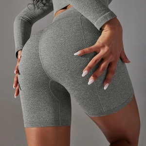 Dettaglio degli shorts da yoga grigi senza cuciture con vita alta e cuciture push-up