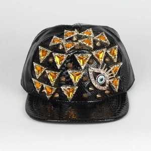 Λήψη macro καπέλου snapback με χρυσά καρφιά και έμβλημα μάτι του διαβόλου με κοσμήματα