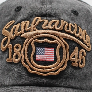 Macro del ricamo San Francisco 1846 e bandiera USA su cappellino in cotone lavato