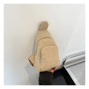 Detailansicht der weichen beigen Cord-Struktur und Reißverschlüsse dieser Brusttasche