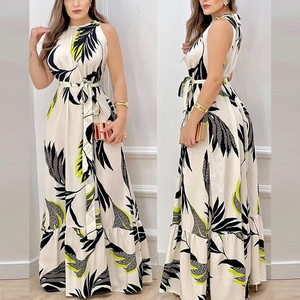 Robe longue d'été à licou avec imprimé feuilles tropicales et détails de volants