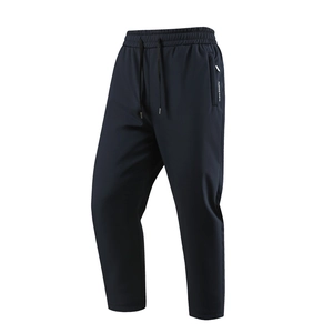 Detail der elastischen Taille mit schwarzem Kordelzug an der marineblauen Hose