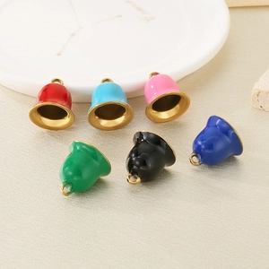 Détail de pendentifs clochettes en émail coloré avec anneaux dorés pour bijoux DIY