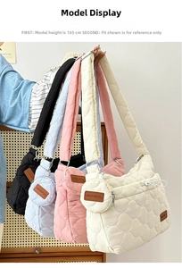 Détail de sacs à bandoulière matelassés en plusieurs couleurs avec coutures ondulées et pochette