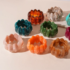 Retro-Set ovaler geometrischer Acryl-Armbänder mit Marmor-Textur in vielen Farben
