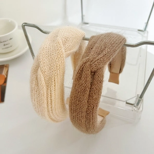 Schicke beige und camelfarbene Plüsch-Strickstirnbänder mit weicher Textur für den Winter