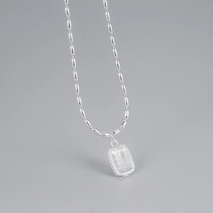 Minimalistische S925 Sterlingsilber Perlenkette mit gebürstetem rechteckigem Anhänger