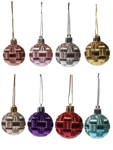 Dettaglio di 8 palline di Natale multicolori intrecciate in un layout ordinato 2x4