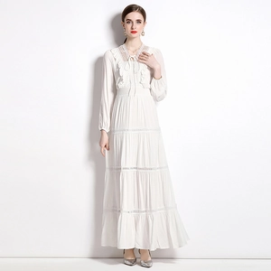 Elegantes weißes Langarm-Maxikleid mit hohler Spitze und plissiertem Rockteil