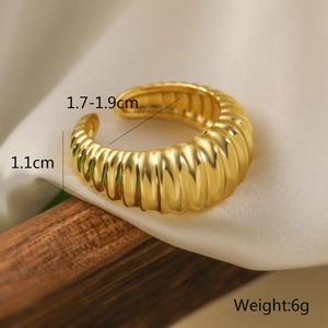 Macro shot of gold wave texture open ring with size 1.7-1.9cm and weight 6g details