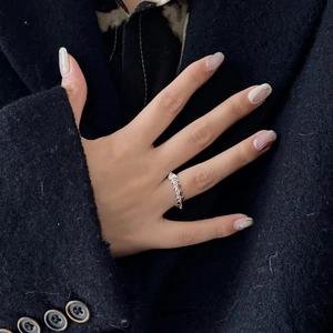 Minimalist 925 sterling silver ring featuring a textured wheat ear design on a model's hand