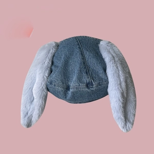 Détail du béret en jean avec oreilles de lapin mignonnes, fausse fourrure et denim lavé