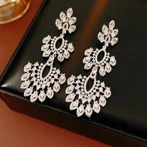Vue macro des boucles d'oreilles vintage en argent avec fleurs en zircon et glands