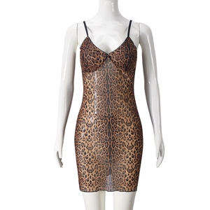 Détail du tissu en maille léopard sur une mini robe moulante à col en V pour femme