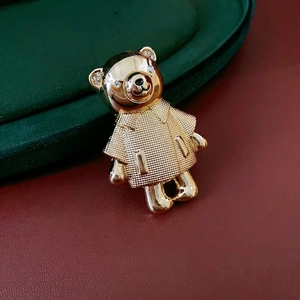 Goldene Teddybär-Brosche mit Strasssteinen und strukturiertem Mantel auf Schmuckkästchen