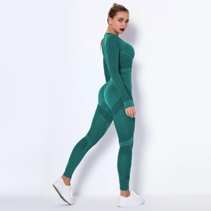 Dettaglio del set yoga verde scuro con maglia a maniche lunghe e leggings a coste a vita alta