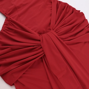 Vue détaillée d'une robe en satin rouge dos nu avec un élégant nœud torsadé central