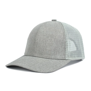 Detailansicht einer grauen, atmungsaktiven Mesh-Trucker-Mütze mit Schirm.