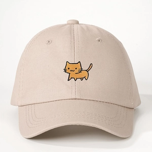 Berretto da baseball in cotone beige con ricamo a forma di gatto arancione sul fronte