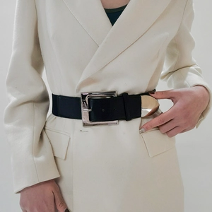 Cintura larga elastica nera da donna con fibbia quadrata argentata su blazer crema