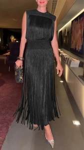 Robe longue noire sans manches à franges superposées et col rond pour les soirées