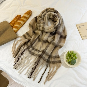 Écharpe en mohair à carreaux beige avec franges sur drap blanc et accessoires de style