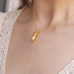Collana con ciondolo scarpette danza placcata oro 18K su modella con pizzo bianco