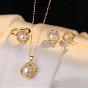 Set di gioielli dorati con perle e zirconi inclusi collana anello e orecchini a perno
