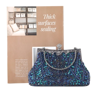 Dettaglio borsa da sera vintage con perline blu pavone fatte a mano e paillettes