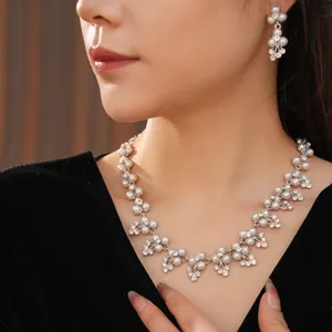 Parure de bijoux de mariée élégante avec collier en perles et strass et boucles d'oreilles