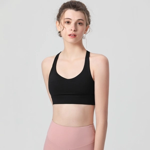 Brassière de sport noire dos nageur et legging de yoga rose pour entraînement intensif