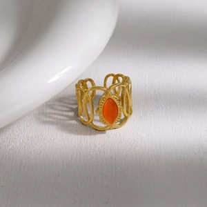 Anello vintage in acciaio dorato con gemma arancione marquise e design con traforo