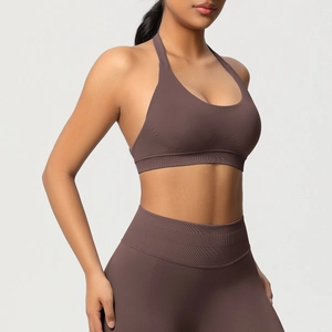 Détail du soutien-gorge de sport sans couture marron café et du legging de yoga taille haute