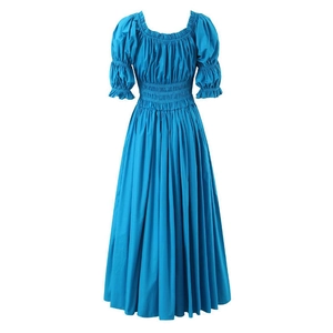 Détail de robe bleu ciel avec manches bouffantes, taille smockée et tissu plissé